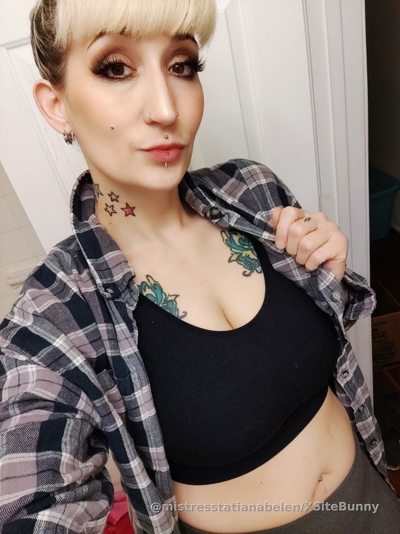 Your '90s grunge girlfriend 🖤🖤