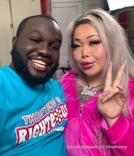 You want to see me suck his 🍆 ?