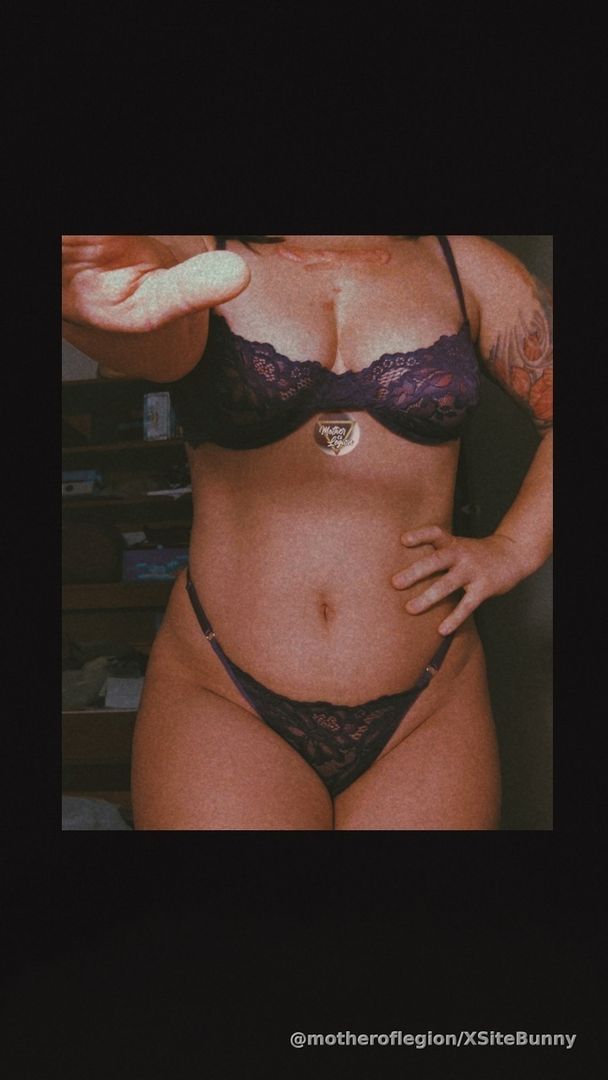 🎶Good mooorniiing🎶 Do not go back to less just because you have no patience to wait for more. Discipline is sexy and fundamental; being scrupulous and conscientious is everything.🙌🏽 Don't muck your energy with theirs and, if you do, cleanse, cut cords. Do not drag around what isn't yours everywhere you go.☀️🖤