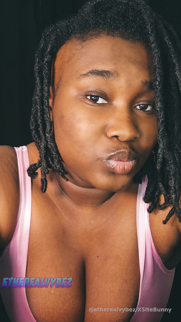 Try to keep your eyes up top 💋