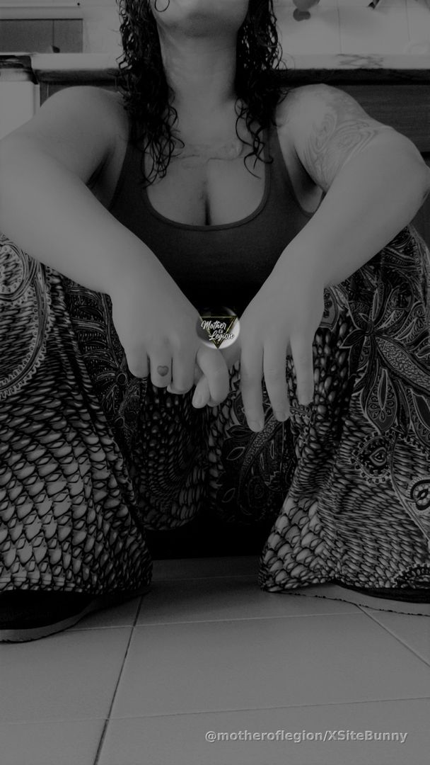 🎶Good mooorniiing🎶 Love doesn't resent, doesn't feel guilt, torment, doubt. It can make you long, can hurt in sacrifice and frustration, it can bleed. Be present, informed and not simply lost in infatuation when you choose, when you settle with and into your person(s). Love's and lust's ownership has a wide open door and wings.☀️🖤