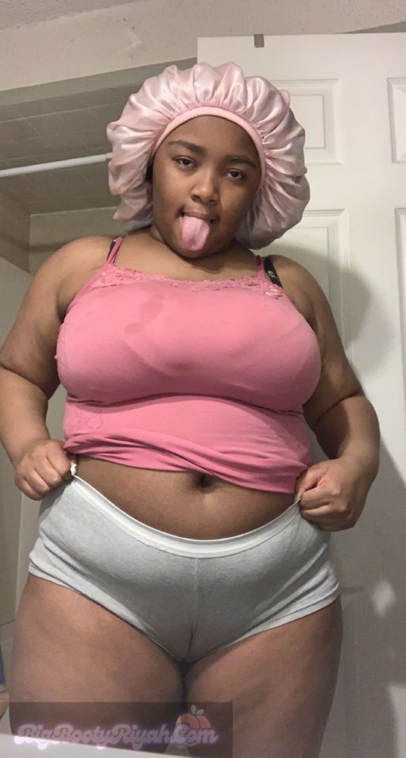 My 🐱 was so hungry it ate up my panties 😏 