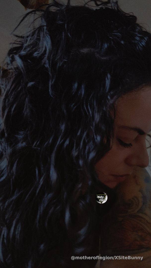 🎶Good mooorniiing🎶 Introspection is the only path to unlock evolution - new and improved versions of yourself. It never ends. Run from immature reactions, inability to access critical thought (self and otherwise), invalidation and disregard of others, words misaligning with actions, high defensiveness, deflection, regulating emotions only through avoidance.☀️🖤 