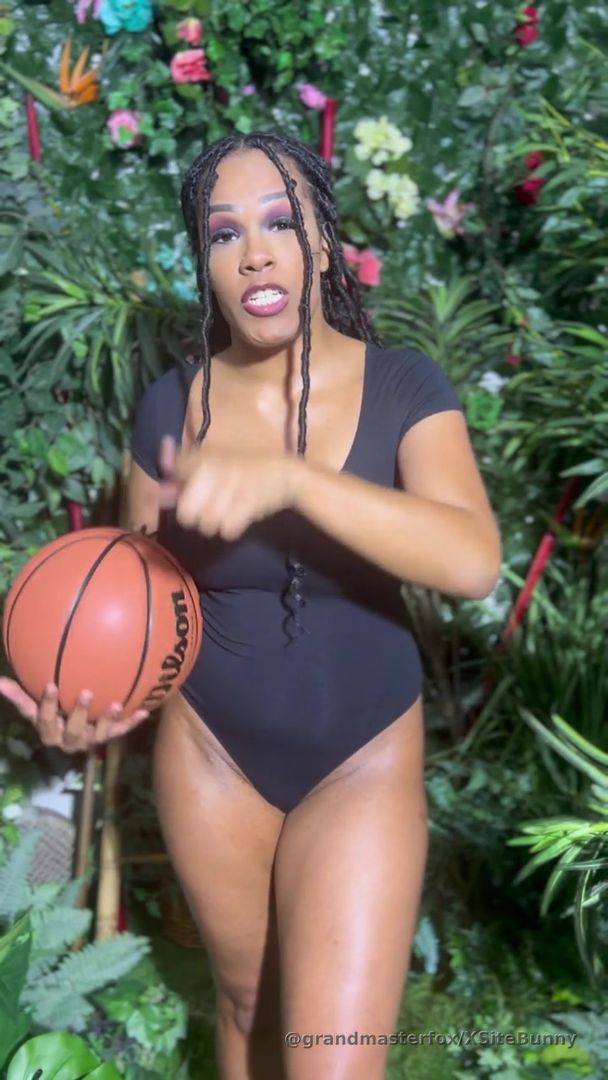 Quick Promo with @liluzisquirterr for buns & basketball. Enjoy