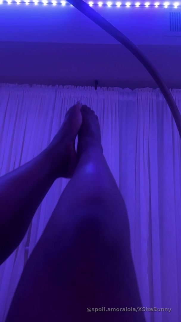 Getting ready to put my feet on someone’s face 🦶🏿😏.