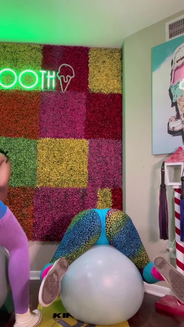 A behind the scenes clip from my latest video with Kinknik Media