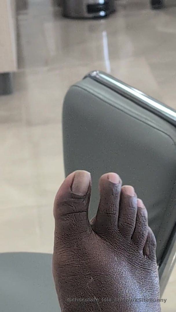 Fresh feet 🐾 play .. play with me? 😜