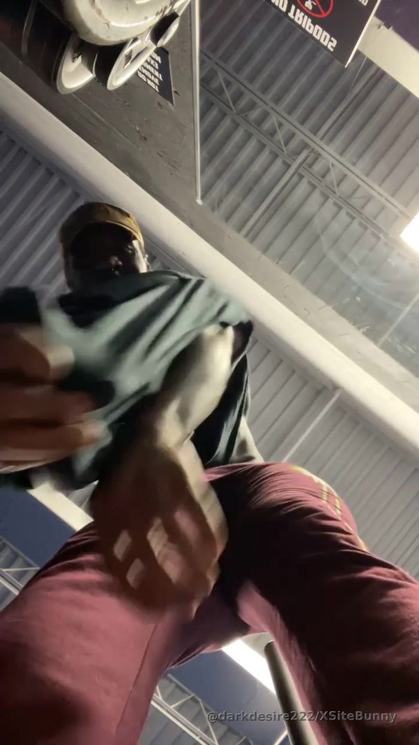 Getting my flex on post workout! 💪🏿 Been working hard to get this body back into stage shape. I’m a natural bodybuilder , powerlifter, and boxer .😏🥊🏋🏿‍♀️😤