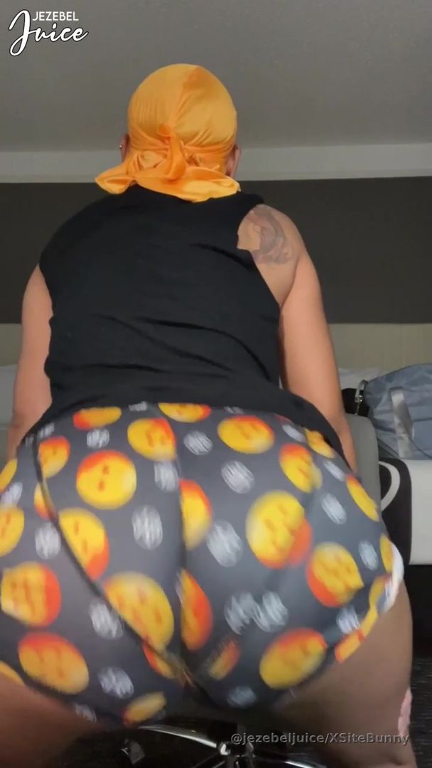 Never a dull moment with your favorite domme 💃🏽

Remember to loosen up that sacral and let the sends flow in 😂💲

Shout out to one of my subs for getting me these boxers. Dragon Ball Buns for the win! 