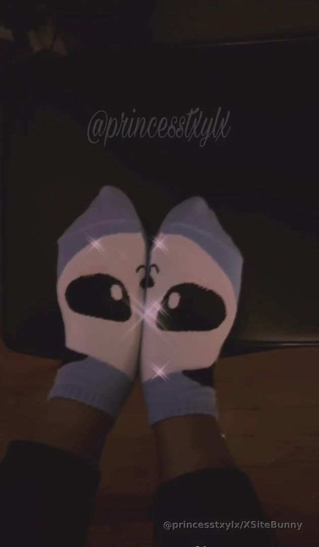 ☆⌒★⌒☆ Pandas ☆⌒★⌒☆
Look at my cute little socks! Don't you just love how cute they are?