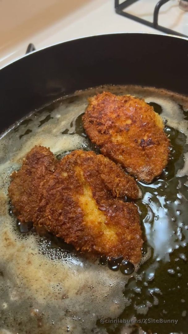 I am a Fancy Slut did you know you  can book me for a meet so I can cook for you in just my apron 

Cooked to perfection by chef 🧑‍🍳 Cinn parmesan crusted chicken with couscous, mac & cheese, and a Chardonnay butter sauce