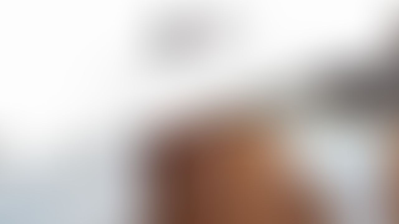 Sir takes Latin beauty in kitchen