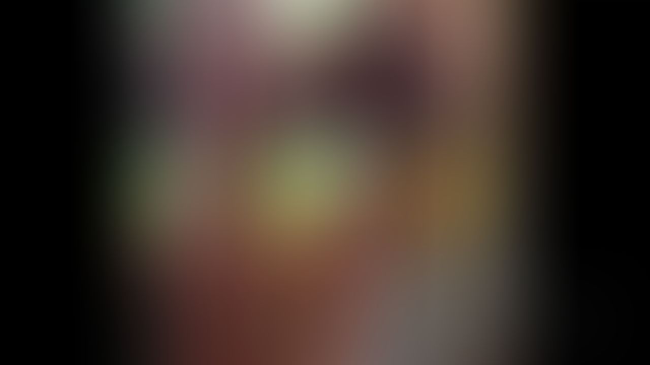 Painting my toe nails red💕