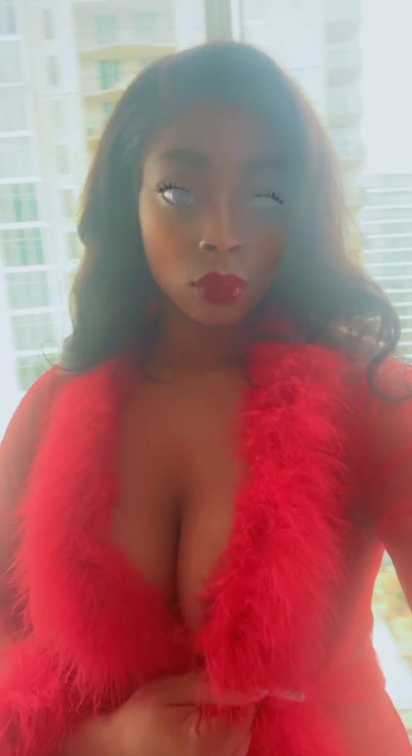 One of the biggest perks of being an adult is having cake for breakfast😋