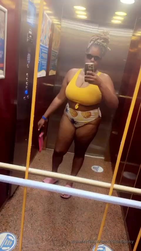 I love to travel & show skin 💖